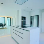Villa Batalha Retreat - Private Luxury With Heated Indoor Saltwater Pool *