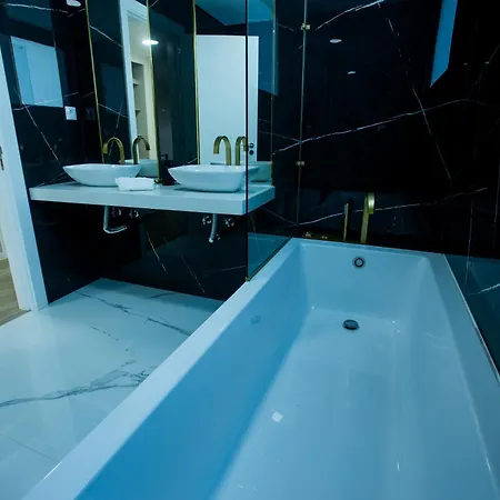 Willa Batalha Retreat - Private Luxury With Heated Indoor Saltwater Pool