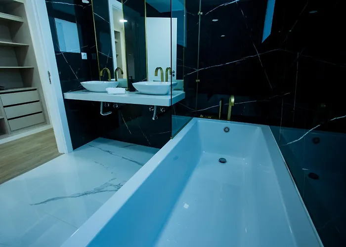 Villa Batalha Retreat - Private Luxury With Heated Indoor Saltwater Pool