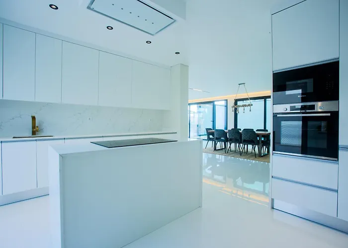 Villa Batalha Retreat - Private Luxury With Heated Indoor Saltwater Pool