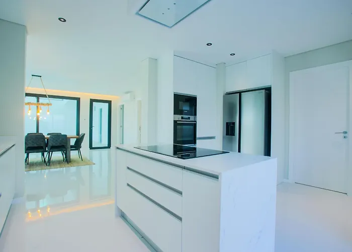 Villa Batalha Retreat - Private Luxury With Heated Indoor Saltwater Pool *